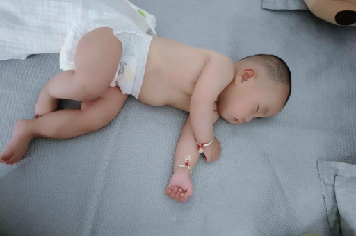昭通宝宝睡觉爱翻身